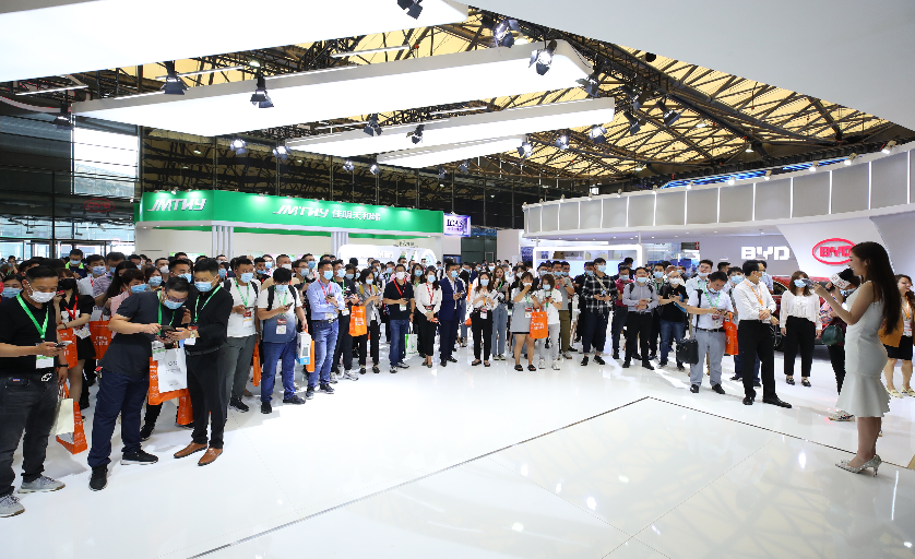 上海服裝展覽搭建公司分析 什么樣的職業裝才能吸引更多得觀眾！